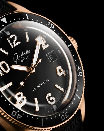 Glashütte Original SeaQ Automatik Rotgold 40mm schwarzes Zifferblatt schwarzes Kautschukband – Herrenuhren Uhr mit Datum aus 750 Rotgold. Das Gehäuse ist rund und roségold. Das Kautschuk / Kunststoff / Silikon Armband ist schwarz. Das Zifferblatt ist arabisch Index und schwarz. – Ansicht 4