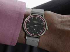 Nomos Glashütte Tangente 38 Datum "175 Years Watchmaking - Tiefseegrau" Handaufzug Edelstahl schwarzes Zifferblatt graues Textilband Glasboden – Herrenuhren Uhr mit Datum aus Edelstahl. Das Gehäuse ist rund und silber. Das Textilarmband ist grau. Das Zifferblatt ist arabisch Index und schwarz. – Ansicht 5