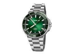Oris Aquis Date Calibre 400 Automatik Edelstahl 43,5mm grünes Zifferblatt Metallband – Herrenuhren Uhr mit Datum aus Edelstahl und Keramik. Das Gehäuse ist rund und silber. Das Edelstahlarmband ist silber. Das Zifferblatt ist ein Index in grün.