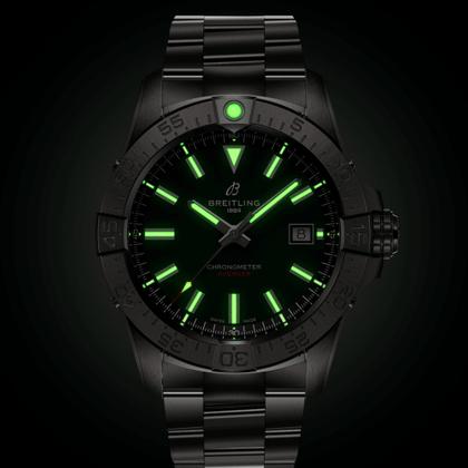 Breitling Avenger Automatik 42 Edelstahl grünes Zifferblatt Metallband – Herrenuhren Uhr mit Datum aus Edelstahl. Das Gehäuse ist rund und silber. Das Edelstahlarmband ist silber. Das Zifferblatt ist ein Index in grün. – Ansicht 6