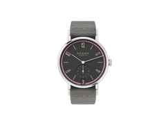 Nomos Glashütte Tangente 38 Datum "175 Years Watchmaking - Tiefseegrau" Handaufzug Edelstahl schwarzes Zifferblatt graues Textilband Glasboden – Herrenuhren Uhr mit Datum aus Edelstahl. Das Gehäuse ist rund und silber. Das Textilarmband ist grau. Das Zifferblatt ist arabisch Index und schwarz.