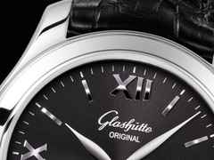 Glashütte Original Lady Serenade Automatik Edelstahl 36mm schwarzes Zifferblatt schwarzes Lederband – Damenuhren Uhr mit Datum aus Edelstahl. Das Gehäuse ist rund und silber. Das Lederarmband Kroko / Alligator ist schwarz. Das Zifferblatt ist römisch Index und schwarz. – Ansicht 2