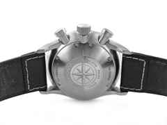 Junghans Meister Pilot Chronoscope Automatik Edelstahl 43mm schwarzes Zifferblatt schwarzes Lederband 27/3590.00 Full Set Occasion – Herrenuhren Chronograph aus Edelstahl. Das Gehäuse ist rund und silber. Das Lederarmband ist schwarz. Das Zifferblatt ist arabisch Index und schwarz. – Ansicht 2