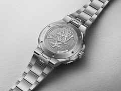 Oris Aquis Great Barrier Reef IV Automatik Edelstahl 43,5mm blaues Zifferblatt Metallband limitiert – Herrenuhren Uhr mit Datum aus Edelstahl und Wolfram. Das Gehäuse ist rund und silber. Das Edelstahlarmband ist silber. Das Zifferblatt ist ein Index in blau. – Ansicht 3