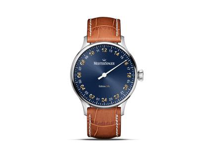 MeisterSinger 24H Stahlblau Automatik Edelstahl 40mm blaues Zifferblatt braunes Lederband limitiert – Herrenuhren Uhr ohne Datum aus Edelstahl und Leder. Das Gehäuse ist rund und silber. Das Lederarmband ist braun. Das Zifferblatt ist arabisch und blau.