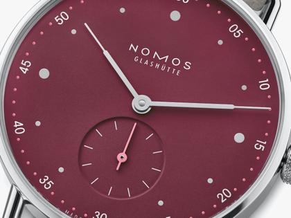 Nomos Glashütte Metro 33 Muted Red Handaufzug Edelstahl 33mm rotes Zifferblatt graues Lederband Glasboden – Damenuhren Uhr ohne Datum aus Edelstahl und Leder. Das Gehäuse ist rund und silber. Das Lederarmband ist grau. Das Zifferblatt ist ein Index in rot. – Ansicht 3