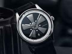Union Glashütte Noramis Datum Petro Surf 2026 Limitierte Edition Automatik Edelstahl 40mm Felgendesign Zifferblatt schwarzes Lederband – Herrenuhren Uhr mit Datum aus Edelstahl und Leder. Das Gehäuse ist rund und silber. Das Lederarmband ist schwarz. Das Zifferblatt ist ohne Zeichen und schwarz. – Ansicht 4