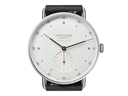 Nomos Glashütte Metro neomatik 39 Automatik Edelstahl 39mm weißes Zifferblatt schwarzes Lederband – Herrenuhren Uhr ohne Datum aus Edelstahl. Das Gehäuse ist rund und silber. Das Lederarmband ist schwarz. Das Zifferblatt ist arabisch Index und silber. – Ansicht 3