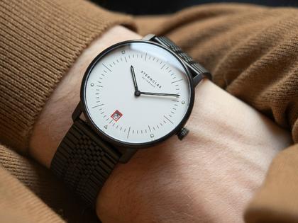 Sternglas Naos Edition Bauhaus III Quarz Edelstahl Schwarz-PVD 38mm weißes Zifferblatt Metallband – Herrenuhren Uhr mit Datum aus Edelstahl, Leder und PVD beschichtet. Das Gehäuse ist rund und schwarz. Das Edelstahlarmband ist schwarz. Das Zifferblatt ist arabisch Index und weiß. – Ansicht 7