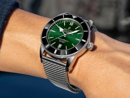 Breitling Superocean Heritage B20 Automatic 46 Edelstahl grünes Zifferblatt Metallband – Herrenuhren Uhr mit Datum aus Edelstahl, Kautschuk und Keramik. Das Gehäuse ist rund und silber. Das Edelstahlarmband ist silber. Das Zifferblatt ist ein Index in grün. – Ansicht 5
