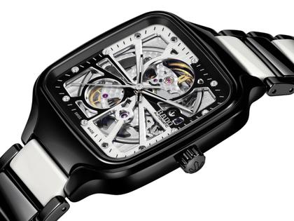 Rado True Square Open Heart Diamonds Automatik Keramik 38mm schwarzes Zifferblatt schwarzes Keramikband limitiert – Herrenuhren Uhr ohne Datum aus Keramik und Titan. Das Gehäuse ist quadratisch und schwarz. Das Keramikarmband ist schwarz. Das Zifferblatt ist skelettiert und schwarz. – Ansicht 2