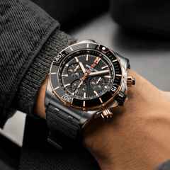 Breitling Super Chronomat B01 44 Automatik Edelstahl schwarzes Zifferblatt schwarzes Kautschukband – Herrenuhren Chronograph aus 950 Platin und Edelstahl. Das Gehäuse ist rund und silber-roségold. Das Kautschuk / Kunststoff / Silikon Armband ist schwarz. Das Zifferblatt ist ein Index in schwarz. – Ansicht 5