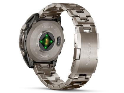 Garmin fenix 8 47mm AMOLED faserverstärktes Polymer Titan Titanband – Herrenuhren Uhr Multifunktion aus Titan. Das Gehäuse ist rund und grau. Das Titanarmband ist grau. Das Zifferblatt ist digital und schwarz. – Ansicht 4