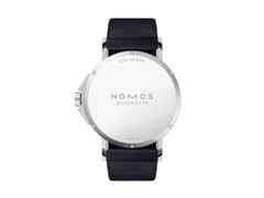 Nomos Glashütte Ahoi neomatik 38 Datum Automatik Edelstahl silbernes Zifferblatt dunkelblaues Textilband Stahlboden – Herrenuhren Uhr mit Datum aus Edelstahl. Das Gehäuse ist rund und silber. Das Textilarmband ist blau. Das Zifferblatt ist arabisch Index und silber. – Ansicht 4