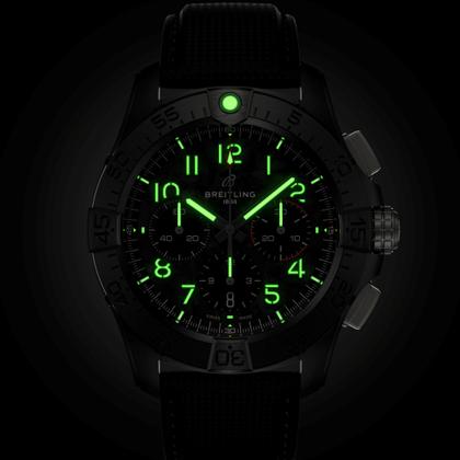Breitling Avenger B01 Chronograph 44 Night Mission Automatik Keramik schwarzes Carbon-Zifferblatt schwarzes Lederband – Herrenuhren Chronograph aus Carbon, Keramik, Leder und Titan. Das Gehäuse ist rund und schwarz. Das Lederarmband ist schwarz. Das Zifferblatt ist ein Index in schwarz. – Ansicht 6