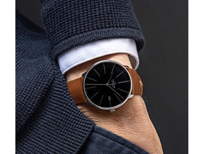 Junghans Meister fein Automatic Edelstahl 39mm schwarzes Zifferblatt braunes Lederband – Herrenuhren Uhr mit Datum aus Edelstahl. Das Gehäuse ist rund und silber. Das Lederarmband ist braun. Das Zifferblatt ist ein Index in schwarz. – Ansicht 4