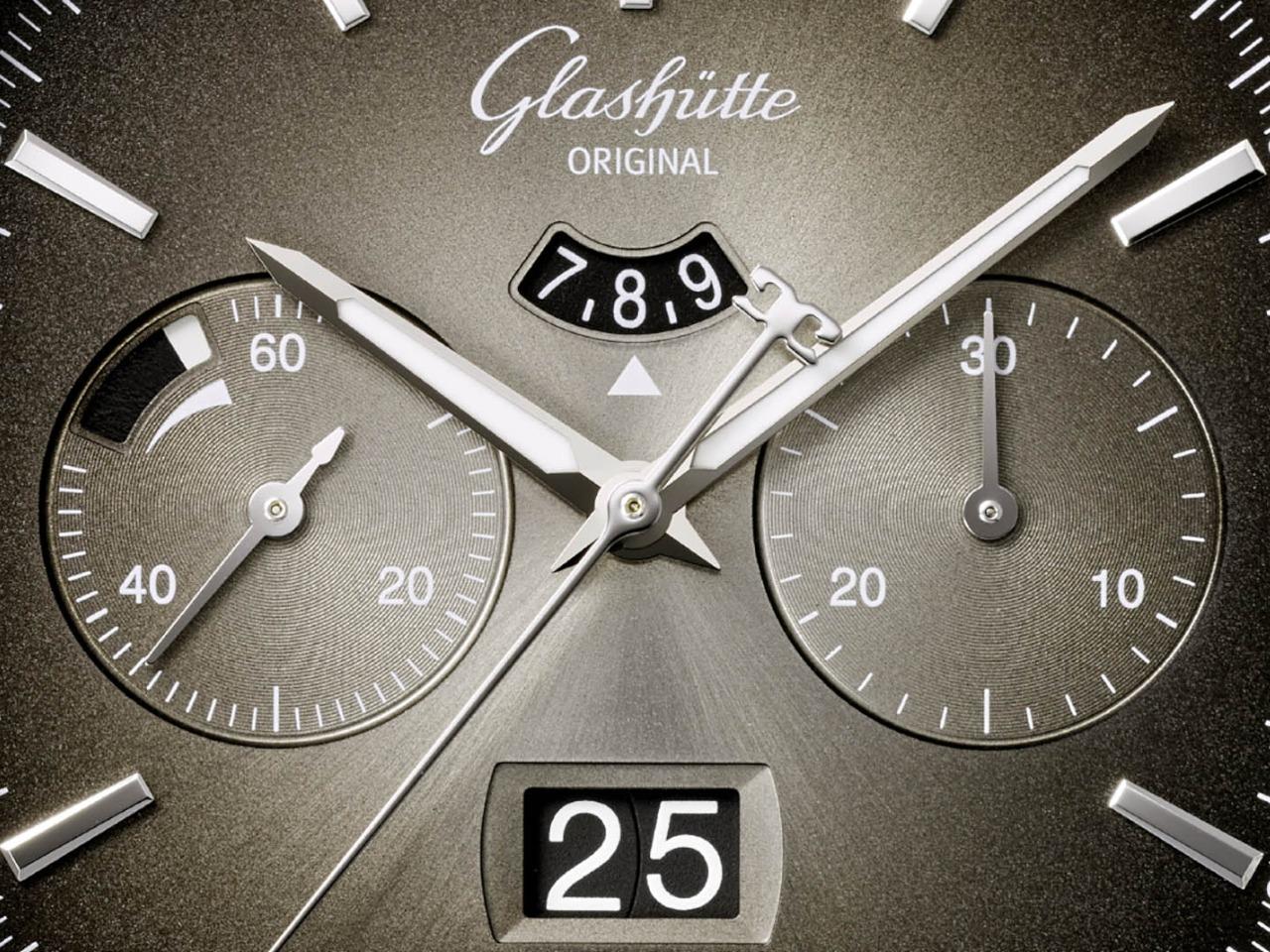 Glashütte Original Seventies Chronograph Panoramadatum Limited Edition Automatik Edelstahl 40mm braunes Zifferblatt braunes Lederband – Herrenuhren Chronograph aus Edelstahl. Das Gehäuse ist quadratisch und silber. Das Lederarmband ist braun. Das Zifferblatt ist ein Index in braun. – Ansicht 3