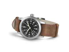 Hamilton Khaki Field Mechanical Handaufzug Edelstahl 38mm schwarzes Zifferblatt braunes Lederband – Herrenuhren Uhr ohne Datum aus Edelstahl und PVD beschichtet. Das Gehäuse ist rund und silber. Das Lederarmband ist braun. Das Zifferblatt ist arabisch und schwarz. – Ansicht 2
