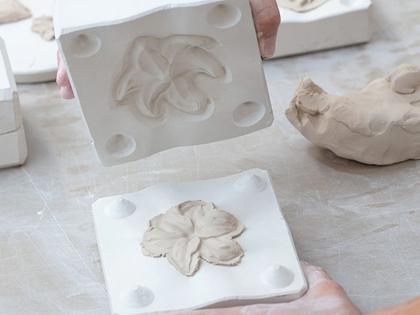 Meissen Bloom Collection Brosche "Blüte" Silber vergoldet 4,8x5,5cm mit Topas – Ansteckschmuck Brosche in weiß und aus 925 Silber vergoldet und Porzellan. – Ansicht 4