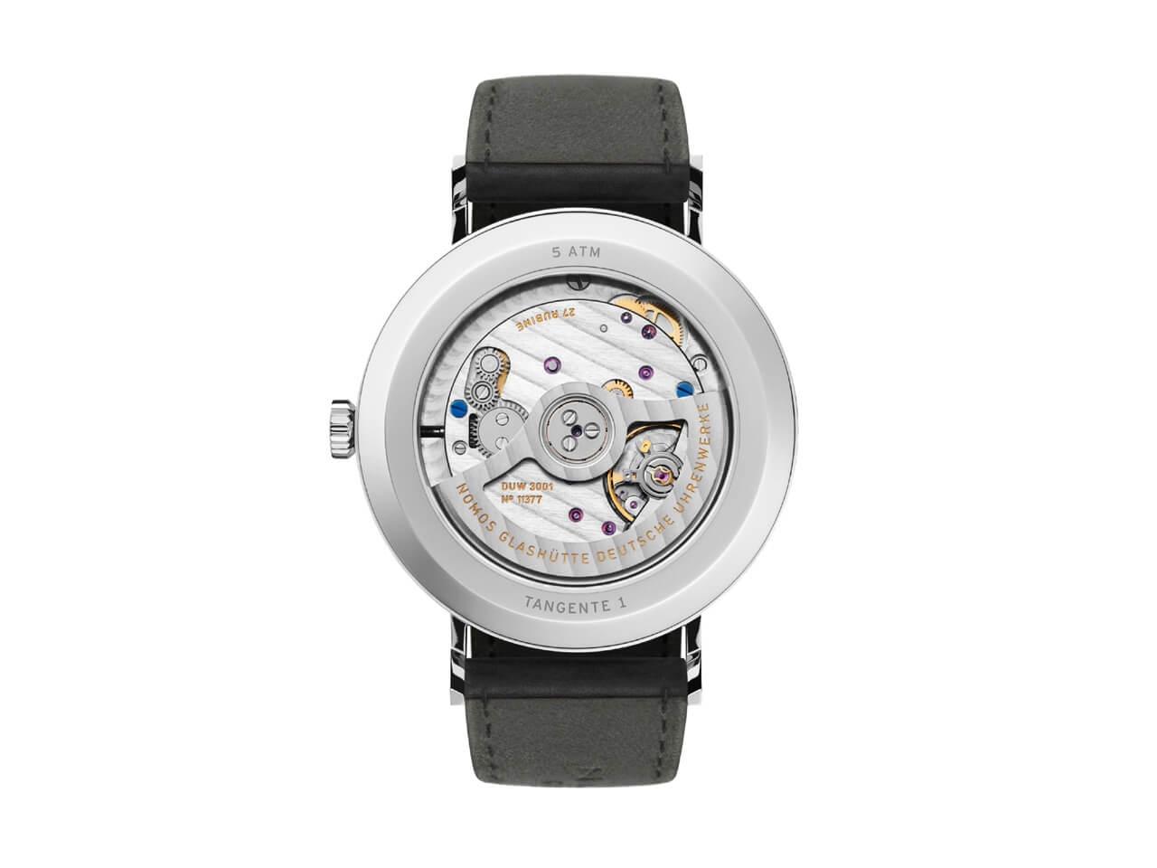 Nomos Glashütte Tangente 39 neomatik Platingrau Automatik 39mm silberfarbenes Zifferblatt schwarzes Lederband Glasboden – Herrenuhren Uhr ohne Datum aus Edelstahl. Das Gehäuse ist rund und silber. Das Lederarmband ist schwarz. Das Zifferblatt ist arabisch Index und grau. – Ansicht 2