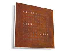 Qlocktwo Earth 45 Creator's Edition Rust mit weiß lackiertem Holz – Großuhren Wanduhr aus Eisen. Das Zifferblatt ist digital und braun.