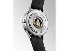 Longines Flagship Heritage Automatik Edelstahl 38,5mm grünes Zifferblatt schwarzes Lederband – Herrenuhren Uhr mit Datum aus Edelstahl und Leder. Das Gehäuse ist rund und silber. Das Lederarmband Kroko / Alligator ist schwarz. Das Zifferblatt ist ein Index in grün. – Ansicht 3