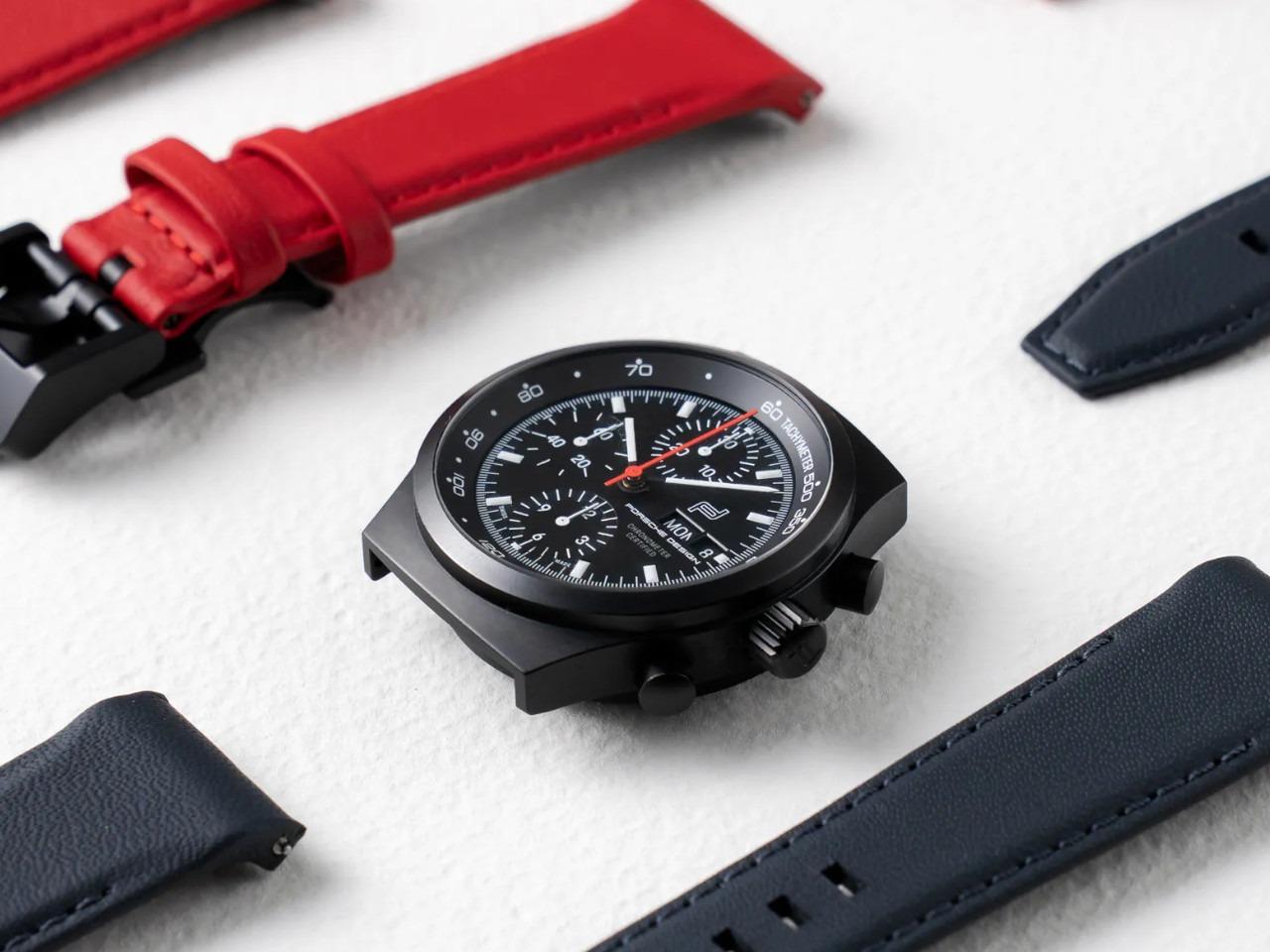 Porsche Design Chronograph 1 - All Black Numbered Edition Automatik Titan Schwarz-TiC 40mm schwarzes Zifferblatt rotes Lederband – Herrenuhren Chronograph aus Leder, Titan und Titancarbid beschichtet. Das Gehäuse ist rund und schwarz. Das Lederarmband ist rot. Das Zifferblatt ist ein Index in schwarz. – Ansicht 4