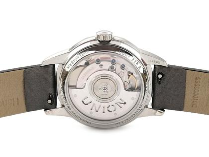 Union Glashütte 1893 Johannes Dürrstein Edition Kleine Sekunde Automatik violett D007.228.16.401.00 Full Set mit Garantie Occasion Neu – Damenuhren Uhr mit Datum aus Edelstahl. Das Gehäuse ist rund und silber. Das Lederarmband ist grau. Das Zifferblatt ist ein Index in lila. – Ansicht 2