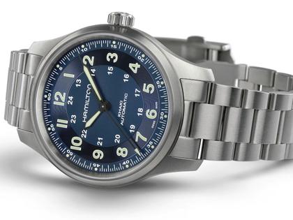 Hamilton Khaki Field Titanium Auto Titan 42mm blaues Zifferblatt Metallband – Herrenuhren Uhr ohne Datum aus Titan. Das Gehäuse ist rund und silber. Das Titanarmband ist silber. Das Zifferblatt ist arabisch und blau. – Ansicht 3