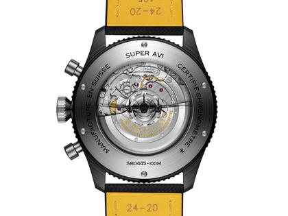 Breitling Super Avi B04 Chronograph GMT 46 Mosquito Night Fighter Automatik Keramik schwarzes Zifferblatt schwarzes Textilband – Herrenuhren Chronograph aus Edelstahl, Keramik, Leder und Titan. Das Gehäuse ist rund und silber. Das Lederarmband ist schwarz. Das Zifferblatt ist arabisch und schwarz. – Ansicht 2