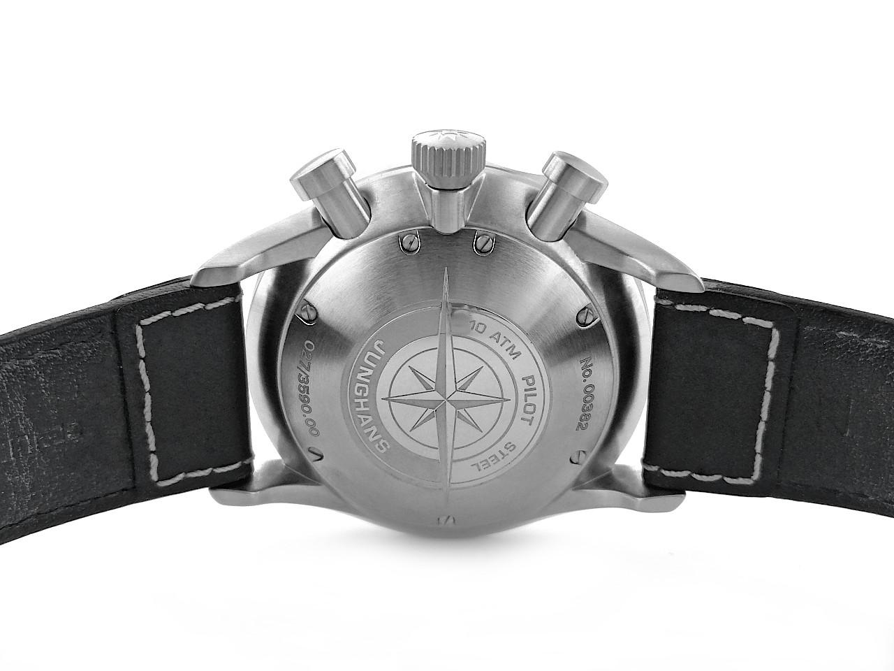 Junghans Meister Pilot Chronoscope Automatik Edelstahl 43mm schwarzes Zifferblatt schwarzes Lederband 27/3590.00 Full Set Occasion – Herrenuhren Chronograph aus Edelstahl. Das Gehäuse ist rund und silber. Das Lederarmband ist schwarz. Das Zifferblatt ist arabisch Index und schwarz. – Ansicht 2