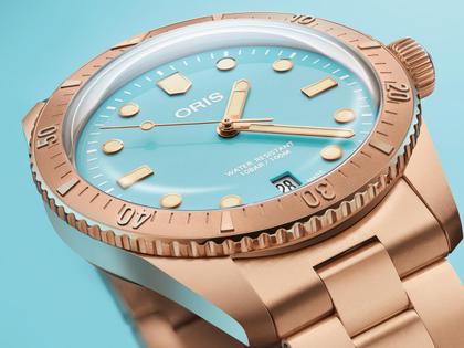 Oris Divers Sixty-Five Cotton Candy Automatik Bronze 38mm blaues Zifferblatt braunes Lederband – Damenuhren Uhr mit Datum aus Bronze und Leder. Das Gehäuse ist rund und roségold. Das Lederarmband ist braun. Das Zifferblatt ist ein Index in blau. – Ansicht 3