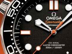 Omega Seamaster Diver 300M Automatik Edelstahl 42mm schwarzes Zifferblatt orangefarbenes Kautschukband – Herrenuhren Uhr ohne Datum aus Aluminium, Edelstahl und Kautschuk. Das Gehäuse ist rund und silber. Das Kautschuk / Kunststoff / Silikon Armband ist orange. Das Zifferblatt ist ein Index in schwarz. – Ansicht 5