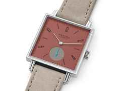 Nomos Glashütte Tetra Origins Terra Handaufzug Edelstahl 29,5mm rotes Zifferblatt graues Lederband Stahlboden – Damenuhren Uhr ohne Datum aus Edelstahl und Leder. Das Gehäuse ist quadratisch und silber. Das Lederarmband ist grau. Das Zifferblatt ist arabisch Index und rot. – Ansicht 3