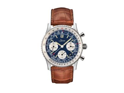 Herrenuhren Chronograph aus Edelstahl und Leder. Das Gehäuse ist rund und silber. Das Lederarmband ist braun. Das Zifferblatt ist arabisch Index und blau.