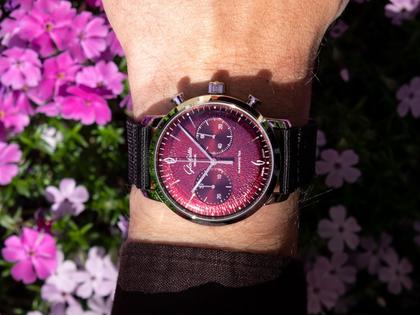 Glashütte Original Sixties Chronograph Jahresedition 2026 Automatik Edelstahl 42mm violettes Zifferblatt schwarzes Textilband – Herrenuhren Chronograph aus Edelstahl. Das Gehäuse ist rund und silber. Das Textilarmband ist schwarz. Das Zifferblatt ist arabisch Index und lila. – Ansicht 13