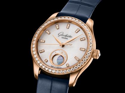 Glashütte Original Lady Serenade Luna Automatik Edelstahl 32,5mm weißes Zifferblatt blaues Lederband – Damenuhren Uhr ohne Datum aus 750 Rotgold, Edelstahl und Leder. Das Gehäuse ist rund und silber. Das Lederarmband Kroko / Alligator ist blau. Das Zifferblatt ist ein Index in weiß. – Ansicht 3