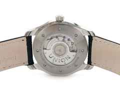 Union Glashütte Viro Datum Automatik Edelstahl 41mm silbernes Zifferblatt schwarzes Lederband D001.407.16.031.00 Full Set Occasion Refurbished – Herrenuhren Uhr mit Datum aus Edelstahl. Das Gehäuse ist rund und silber. Das Lederarmband ist schwarz. Das Zifferblatt ist ein Index in silber. – Ansicht 2