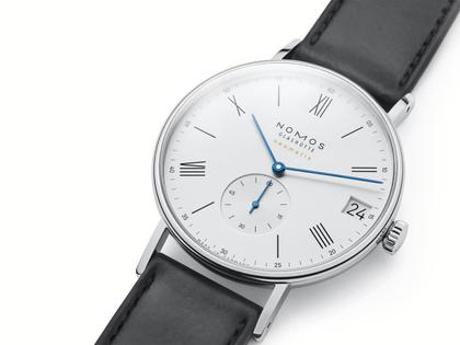 Nomos Glashütte Ludwig neomatik 41 Datum Automatik Edelstahl weißes Zifferblatt schwarzes Lederband – Herrenuhren Uhr mit Datum aus Edelstahl. Das Gehäuse ist rund und silber. Das Lederarmband ist schwarz. Das Zifferblatt ist römisch Index und weiß. – Ansicht 2