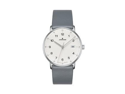 Junghans FORM Quarz Edelstahl 39mm weißes Zifferblatt graues Lederband – Herrenuhren Uhr mit Datum aus Edelstahl. Das Gehäuse ist rund und silber. Das Lederarmband ist grau. Das Zifferblatt ist ein Index in weiß.