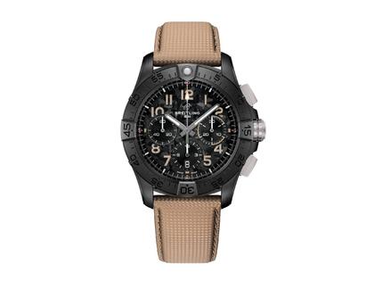 Herrenuhren Chronograph aus Carbon, Edelstahl, Keramik und Titan. Das Gehäuse ist rund und schwarz. Das Lederarmband ist braun. Das Zifferblatt ist arabisch Index und schwarz.