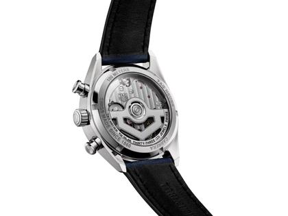 TAG Heuer Carrera Chronograph Automatik Edelstahl 39mm blaues Zifferblatt blaues Lederband – Herrenuhren Chronograph aus Edelstahl und Leder. Das Gehäuse ist rund und silber. Das Lederarmband ist blau. Das Zifferblatt ist ein Index in blau. – Ansicht 3