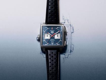 TAG Heuer Monaco Chronograph Automatik Titan 39mm blaues Zifferblatt schwarzes Lederband – Herrenuhren Chronograph aus Titan. Das Gehäuse ist quadratisch und grau. Das Lederarmband ist schwarz. Das Zifferblatt ist ein Index in blau. – Ansicht 6