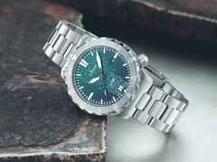 Sinn Spezialuhren U18 Taucheruhr Limited Edition Automatik Edelstahl 44mm blau-grünes Zifferblatt Metallband – Herrenuhren Uhr mit Datum aus Edelstahl. Das Gehäuse ist rund und grau. Das Edelstahlarmband ist grau. Das Zifferblatt ist ein Index in blau. – Ansicht 8