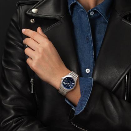Breitling Chronomat 32 Quarz Edelstahl blaues Zifferblatt Metallband – Damenuhren Uhr mit Datum aus Edelstahl. Das Gehäuse ist rund und blau. Das Edelstahlarmband ist silber. Das Zifferblatt ist ein Index in weiß. – Ansicht 4