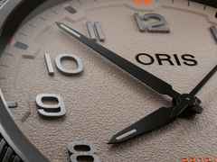 Oris ProPilot Desert Edition Automatik Edelstahl PVD-Grau 41mm beiges Zifferblatt schwarzes Kautschukband – Herrenuhren Uhr mit Datum aus Carbon, Edelstahl und PVD beschichtet. Das Gehäuse ist rund und anthrazit. Das Kautschuk / Kunststoff / Silikon Armband ist schwarz. Das Zifferblatt ist arabisch Index und beige. – Ansicht 6