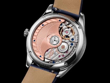 Glashütte Original Lady Serenade Luna Automatik Edelstahl 32,5mm weißes Perlmutt-Zifferblatt blaues Lederband – Damenuhren Uhr ohne Datum aus Edelstahl und Leder. Das Gehäuse ist rund und silber. Das Lederarmband Kroko / Alligator ist blau. Das Zifferblatt ist ein Index in weiß. – Ansicht 5