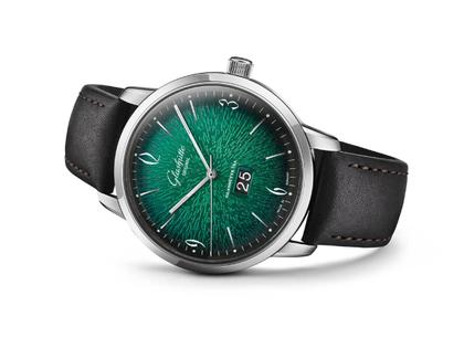 Glashütte Original Sixties Panoramadatum Automatik Edelstahl 42mm grünes Zifferblatt schwarzes Lederband – Herrenuhren Uhr mit Datum aus Edelstahl. Das Gehäuse ist rund und silber. Das Lederarmband ist schwarz. Das Zifferblatt ist arabisch Index und grün. – Ansicht 2