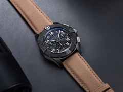 Breitling Avenger B01 Chronograph 42 Automatik Keramik schwarzes Zifferblatt braunes Lederband – Herrenuhren Chronograph aus Carbon, Edelstahl, Keramik und Titan. Das Gehäuse ist rund und schwarz. Das Lederarmband ist braun. Das Zifferblatt ist arabisch Index und schwarz. – Ansicht 4