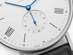 Nomos Glashütte Ludwig neomatik 41 römisches Datum Automatik Edelstahl weißes Zifferblatt schwarzes Lederband – Herrenuhren Uhr mit Datum aus Edelstahl. Das Gehäuse ist rund und silber. Das Lederarmband ist schwarz. Das Zifferblatt ist römisch Index und weiß. – Ansicht 4